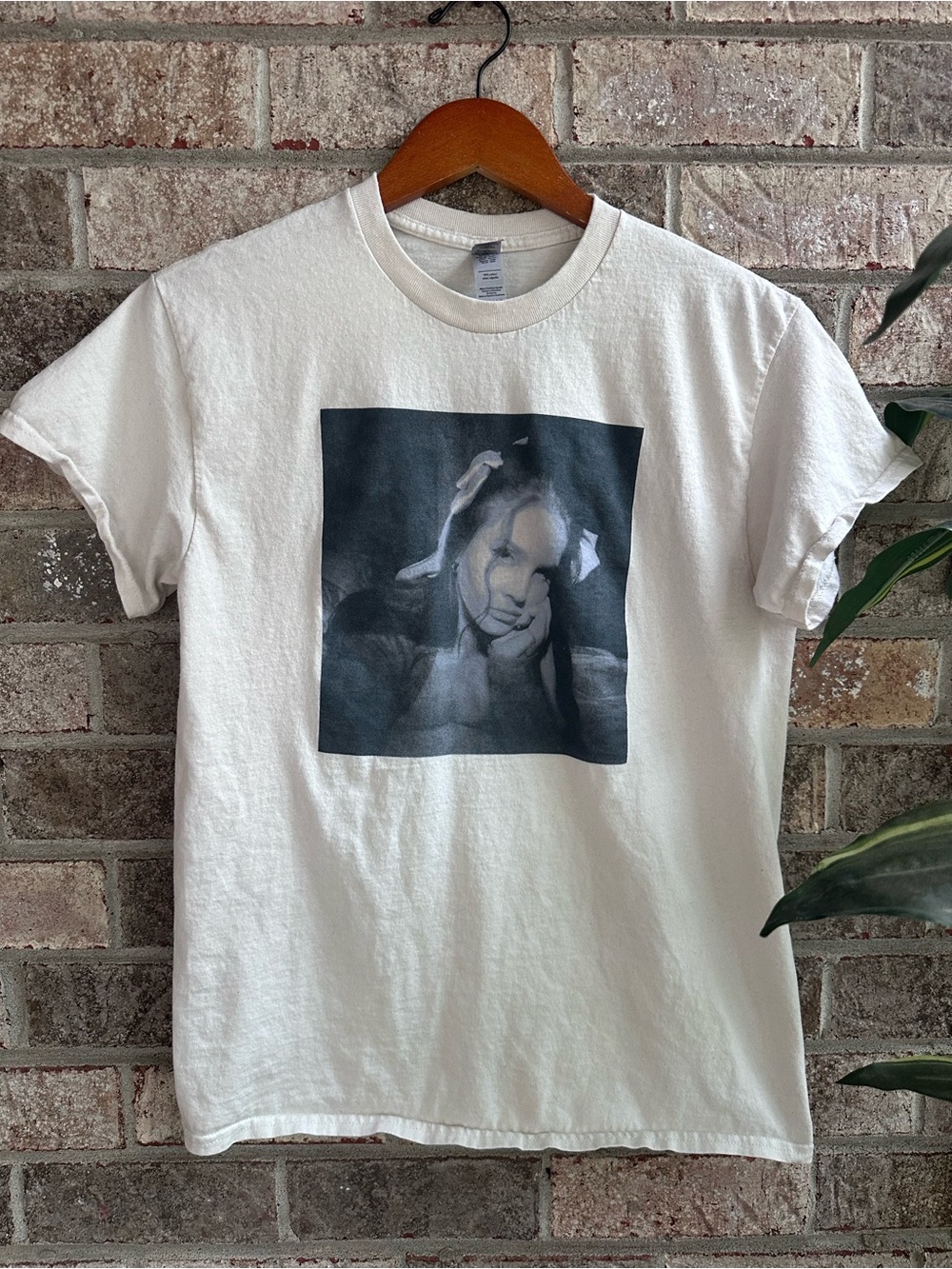 Gildan Lana Del Rey Tunnels Under Ocean Blvd Concert Tee Medium
